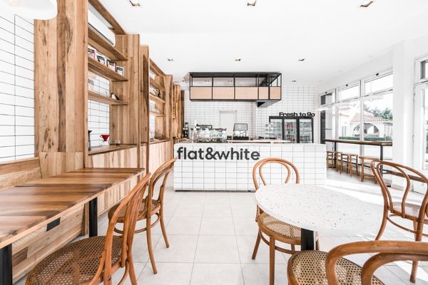 Disfruta del café de especialidad de flat&white en tu ciudad: la franquicia  se expande - Estudio Canudas